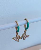 Brincos modelo argolinha esmaltado com borboleta cravejada