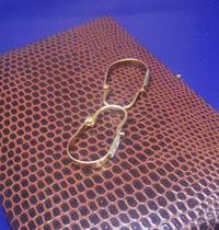 Brincos Ouro Branco e Amarelo 18 Kilates Peso 1.40 Gramas Uma pedra de Diamante em Cada Argola Brincos Ouro Branco e Amarelo 18 Kilates Peso 1.40 Gramas Uma pedra de Diamante em Cada Argola