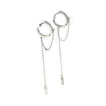 Brincos Pendentes com Pingente de Argola e Borla Prateada - Joia da Moda para Meninas Brincos Pendentes com Pingente de Argola e Borla Prateada - Joia da Moda para Meninas