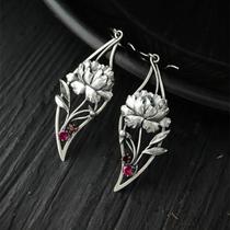 Brincos Pendentes Vintage com Flor Esculpida à Mão e Pedra Vermelha