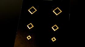 Brincos Pequenos de 3 furos Banhados a Ouro Antialérgicos para três furos