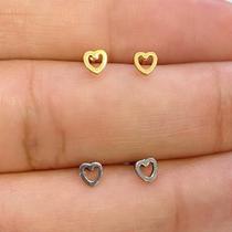 Brincos titânio coração vazado dourado com fecho de tarracha