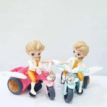 Brinquedo Boneca com Asas no Triciclo Anda Com Luz e Som
