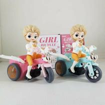 Brinquedo Boneca com Asas no Triciclo Anda Com Luz e Som