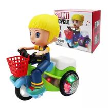 Brinquedo Boneca e Boneco Triciclo Motoqueiro Empina E Gira 360 Com Luzes E Sons - Fun Game