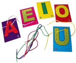 Brinquedo Coord. Motora e Vogais 15x24cm Brinquedo Coord. Motora e Vogais 15x24cm