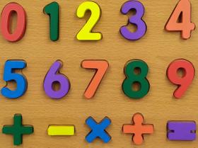 Brinquedo didático de madeira numericos com peças coloridas