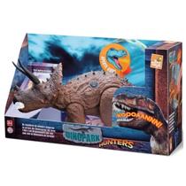 Brinquedo Dinossauro Dinopark Hunters Triceratops com Som Beetoys Menino