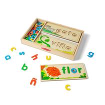 Brinquedo educacional para aprendizagem de idiomas Melissa & Doug Spanish See & Spell com certificação FSC