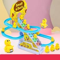 Brinquedo Elétrico Musical Patinho Sobe Escada e Escorrega Pista Playground Divertido