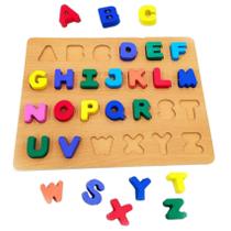 Brinquedo Infantil de Encaixe Alfabeto Colorido de Madeira - DM Toys