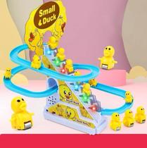 Brinquedo Infantil Musical Patinho Sobe Escada e Escorrega Na Pista Playground - Toy King