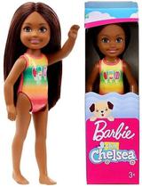 Brinquedo Mini Boneca Colecionável Chelsea Club Menina Morena Negra Praia - Maiô Picolé - Família Da Barbie - Mattel