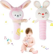 Brinquedos de chocalhos de bebê Chocalho de mão de pelúcia macio Brinquedos de aperto de mão de desenvolvimento infantil Boneca animal de pelúcia macia para bebês Presente de recém-nascido para bebês meninas meninos 2 unidades