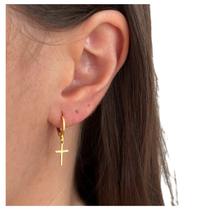 Brinquinho de Argola Articulada com Crucifixo Folheado a Ouro 18k Brinquinho de Argola Articulada com Crucifixo Folheado a Ouro 18k