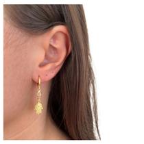 Brinquinho de Argola Articulada Pingente Mão Hamsá Folheado a Ouro 18k Brinquinho de Argola Articulada Pingente Mão Hamsá Folheado a Ouro 18k