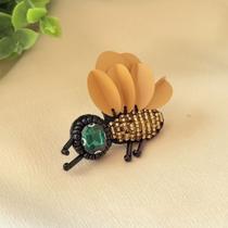 Broche Abelha Bordada com Asas em Alto Relevo Broche Abelha Bordada com Asas em Alto Relevo
