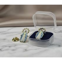 Broche Botton Nossa Senhora das Graças Metal com Pedras + Caixinha