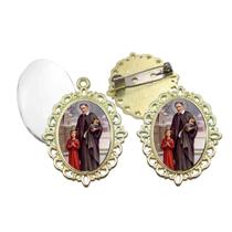 Broche com Relicario Dourado São Vicente de Paula Terno Noivo lapela Qualidade Resinado Alto Padrão Casamentos Broche com Relicario Dourado São Vicente de Paula Terno Noivo lapela Qualidade Resinado Alto Padrão Casamentos