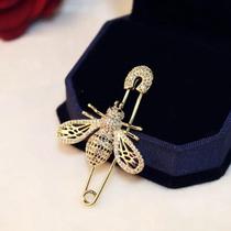 Broche de Abelha com Cristais Dourados - Design Oco e Brilhante - Joia para Casaco