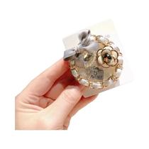 Broche de Camélia e Pérola - Acessório de Luxo para Roupas Femininas