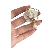 Broche de Camélia e Pérola - Acessório de Luxo para Roupas Femininas