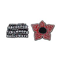 Broche De Esmalte Com Flores Vermelhas E Luzes De Natal, Série De TV De Horror Sci-fi, Presente De