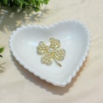 Broche de Trevo Dourado com Strass e Pérolas Fecho de Alfinete