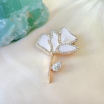 Broche Flor com Madrepérola e Strass
