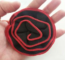 Broche Flor Tecido Preto e Vermelho 8cm - Comprar e Usar