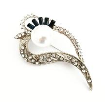 Broche metal pérolas e pedras