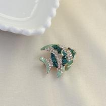 Broche Peixe Verde Pequeno com Base Dourada e Pedrinhas Coloridas