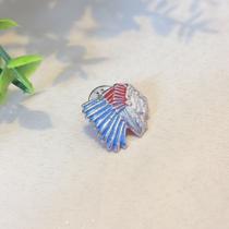 Broche Pequeno Pagé com Penas Prateado com Esmaltação Colorida