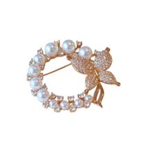Broche Redondo com Pérolas, Pedras e Borboleta - Broche Redondo com Pérolas, Pedras e Borboleta -