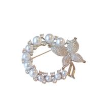 Broche Redondo com Pérolas, Pedras e Borboleta - Broche Redondo com Pérolas, Pedras e Borboleta -