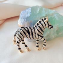 Broche Zebra Dourada com Pedras