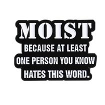 Brooch Pin Funny Quote Moist” Alloy de 2,9 x 2,2 cm para roupas