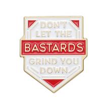 Brooch Pins Retro Shield com a citação Don't Let the Bastards”