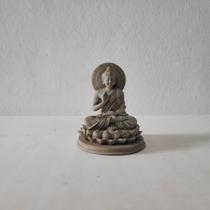 Buda em lotus de resina na cor cimento acinzentado, 11cm de altura de ótima qualidade e acabamento!