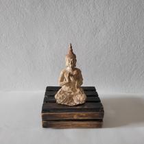 Buda Hindu resina, 12cm de altura, na cor cimento acinzentado, de excelente qualidade e acabamento!