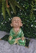 Buda Monge Da Felicidade Sorridente Pele Clara Manto Verde 18cm - Arte & Decoração
