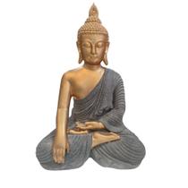 Buda sentado em posição de meditação decorativo - stock
