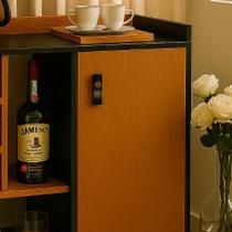 Buffet Com 1 Porta Multiuso Nichos e Adega Com Rodinhas Para Sala/Cantinho do Café Austrália - JM3 Móveis Cor:Preto/Natu Buffet Com 1 Porta Multiuso Nichos e Adega Com Rodinhas Para Sala/Cantinho do Café Austrália - JM3 Móveis Cor:Preto/Natu