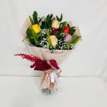 Buquê 6 rosas coloridas em embalagem especial para presente