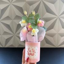 Buquê artificial no vaso com flores de crochê rosa e branco com frase te amo de plástico presente dia dos namorados flor Buquê artificial no vaso com flores de crochê rosa e branco com frase te amo de plástico presente dia dos namorados flor