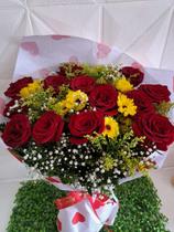 Buque com 12 rosas vermelhas importadas e complementos