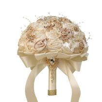 Buquê de casamento de noiva com enfeites de borboleta e cristal