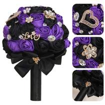 Buquê de casamento de noiva com rosas de cetim pretas e roxas com strass