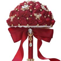Buquê de casamento de noiva com rosas de cetim vermelhas com borboleta dourada