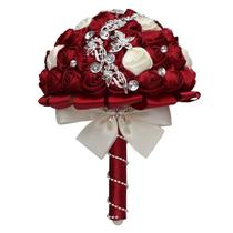 Buquê de casamento de noiva com rosas de cetim vermelhas com cristais e pérolas